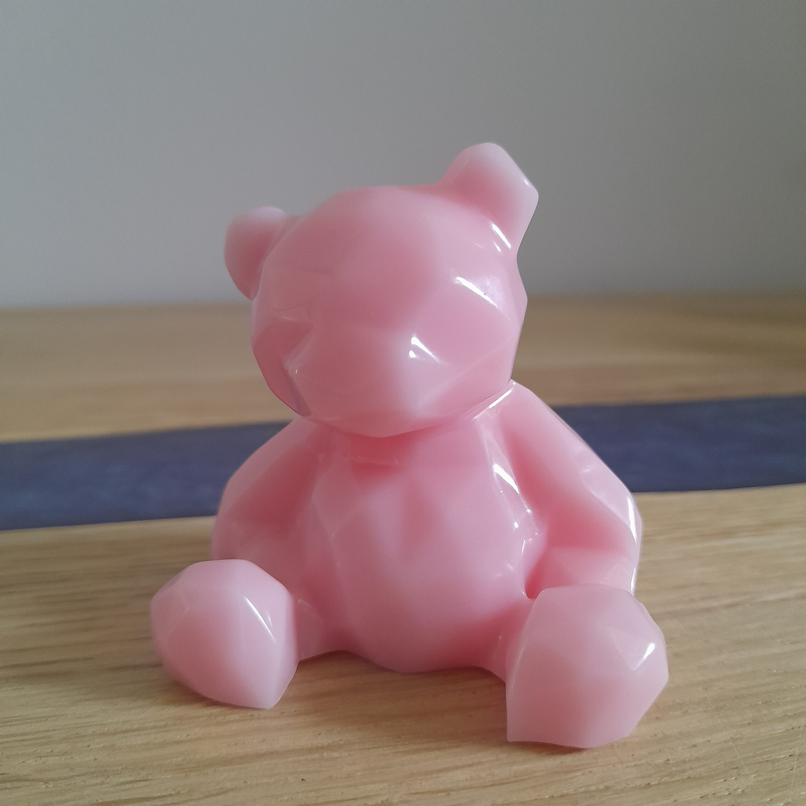 Ourson 3D en résine de type origami rose opaque