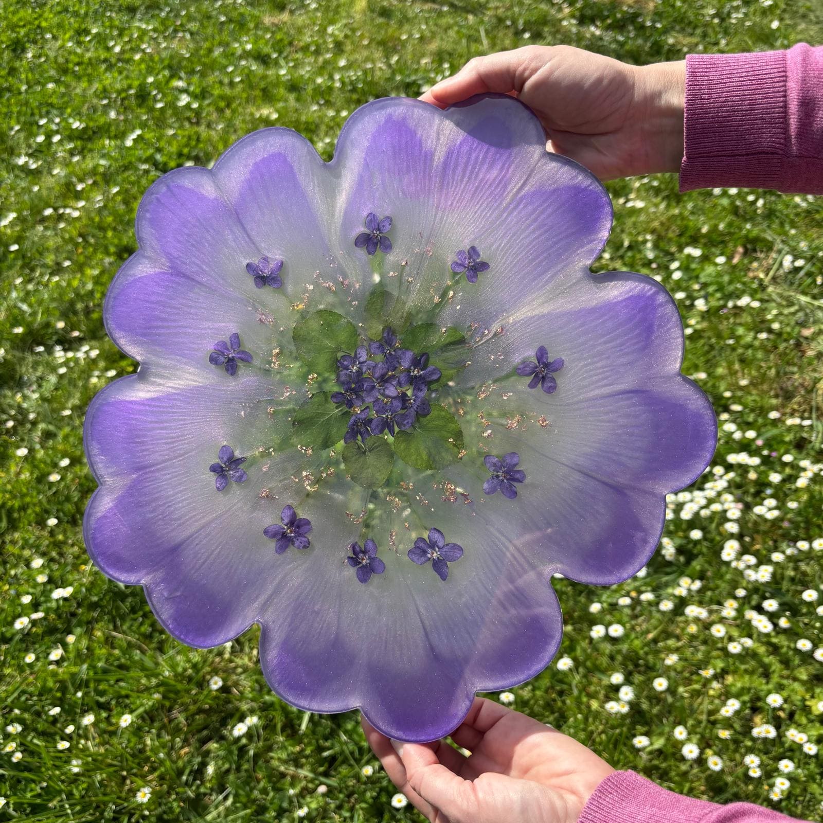 Plateau en forme de fleur en résine et bouquet de violettes