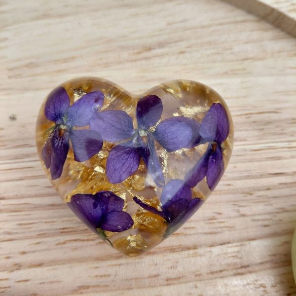Coeur presse papier violettes dorées