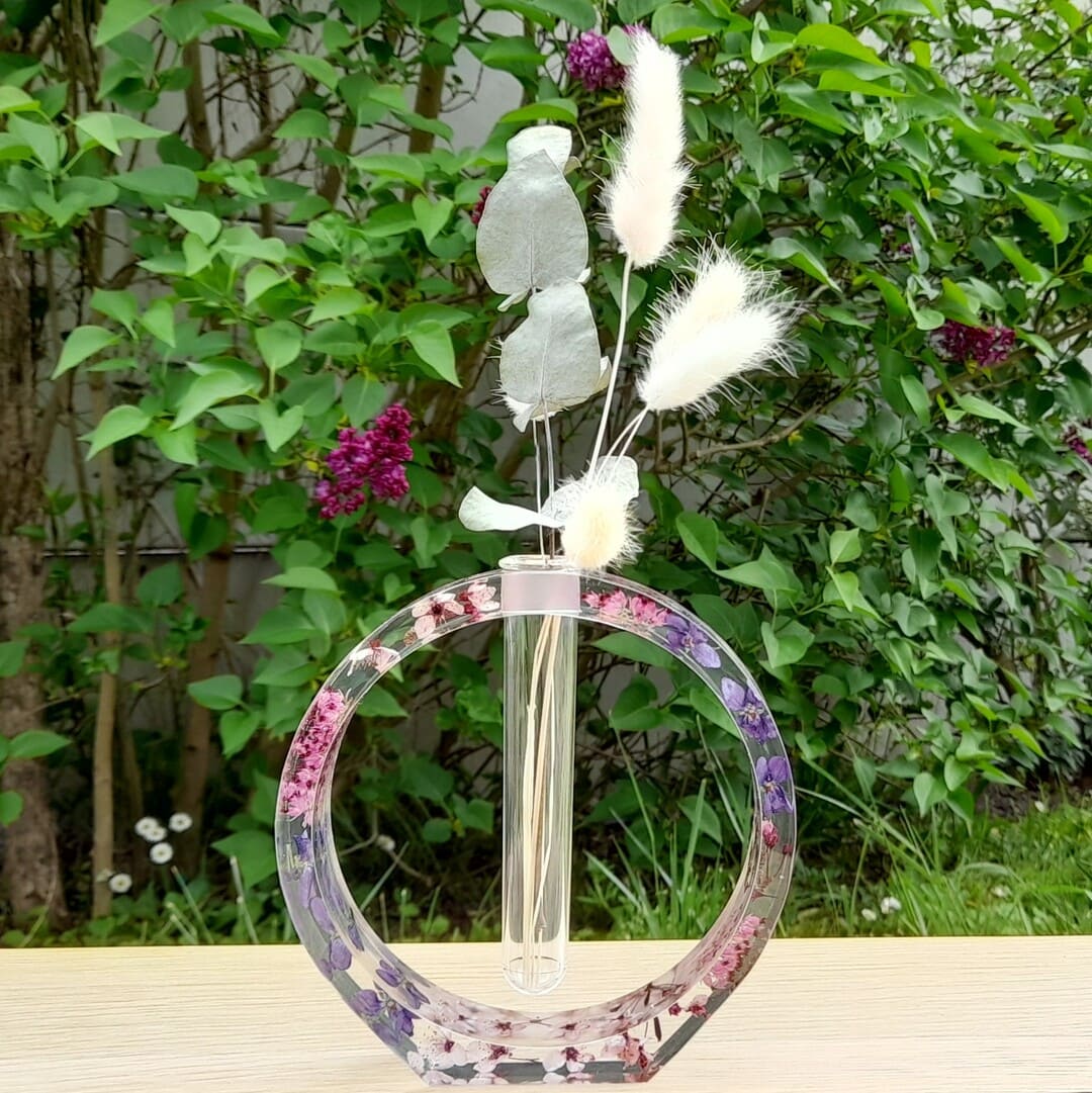 Soliflore circulaire fleurs de prunus violettes et bruyère