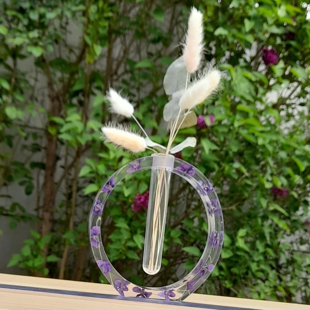 Soliflore épuré de forme ovale violettes