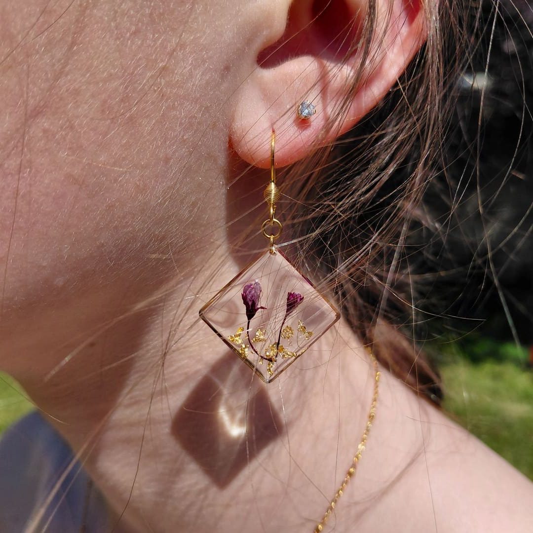 Boucles d'oreilles carrées acier inoxydable couleur argent résine et fleurs de prunus