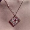 Collier acier inoxydable couleur argent carré en résine et fleurs de prunus