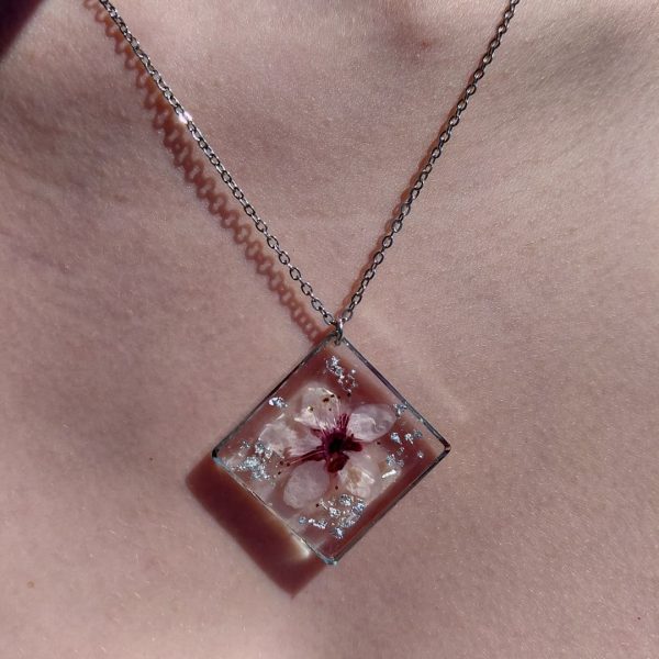 Collier acier inoxydable couleur argent carré en résine et fleurs de prunus