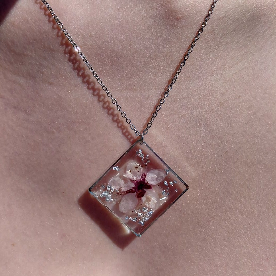 Collier acier inoxydable couleur argent carré en résine et fleurs de prunus