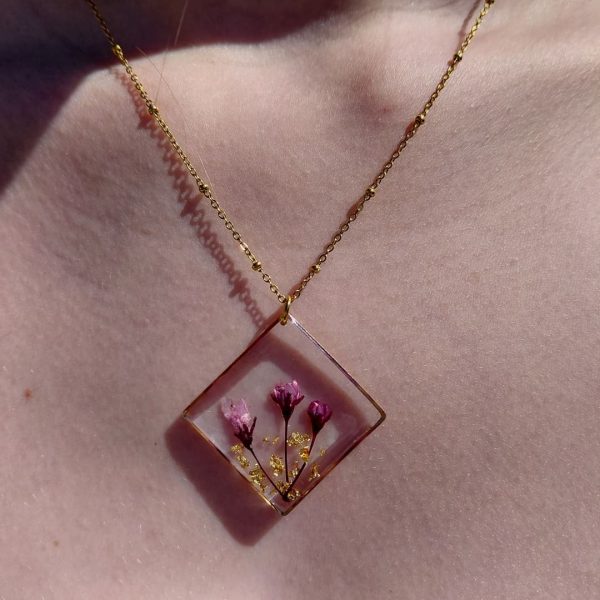 Collier carré acier inoxydable couleur or en résine et fleurs de prunus