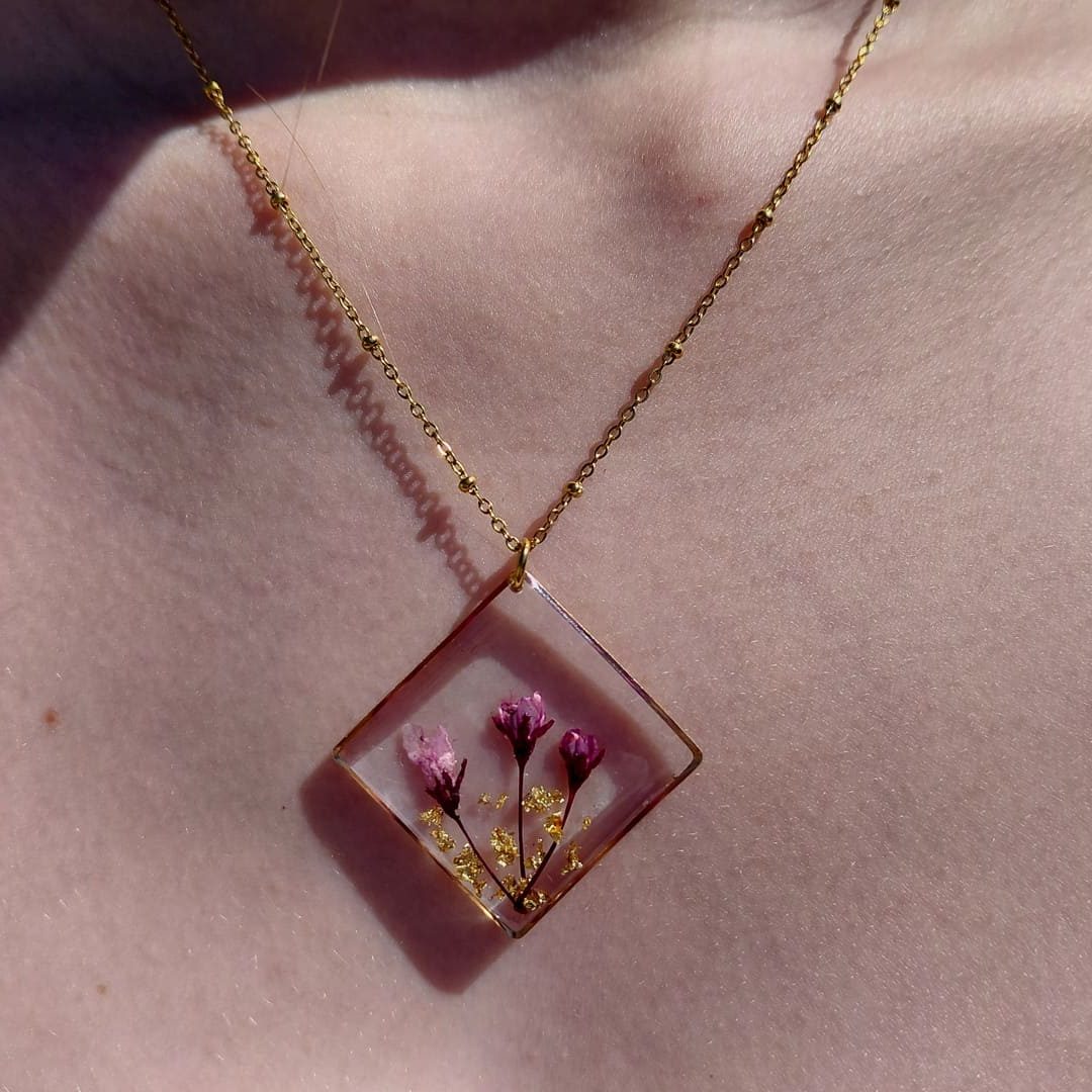 Collier carré acier inoxydable couleur or en résine et fleurs de prunus