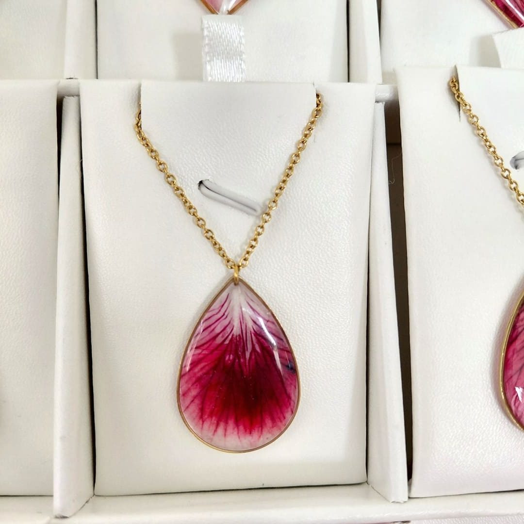 Collier goutte géranium avec contour GF3