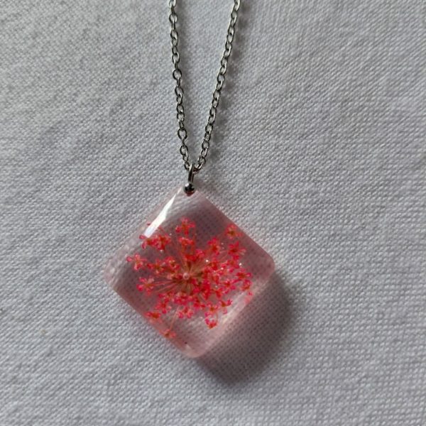 Collier carré bombé fleur dentelle rose MF1