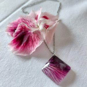 Collier carré bombé aquarelle de géranium couleur argent