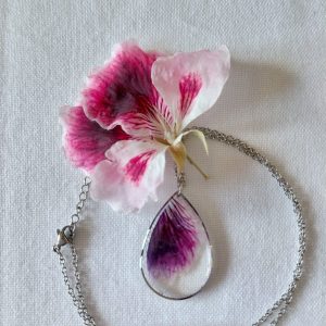 Collier goutte aquarelle de géraniums couleur argent
