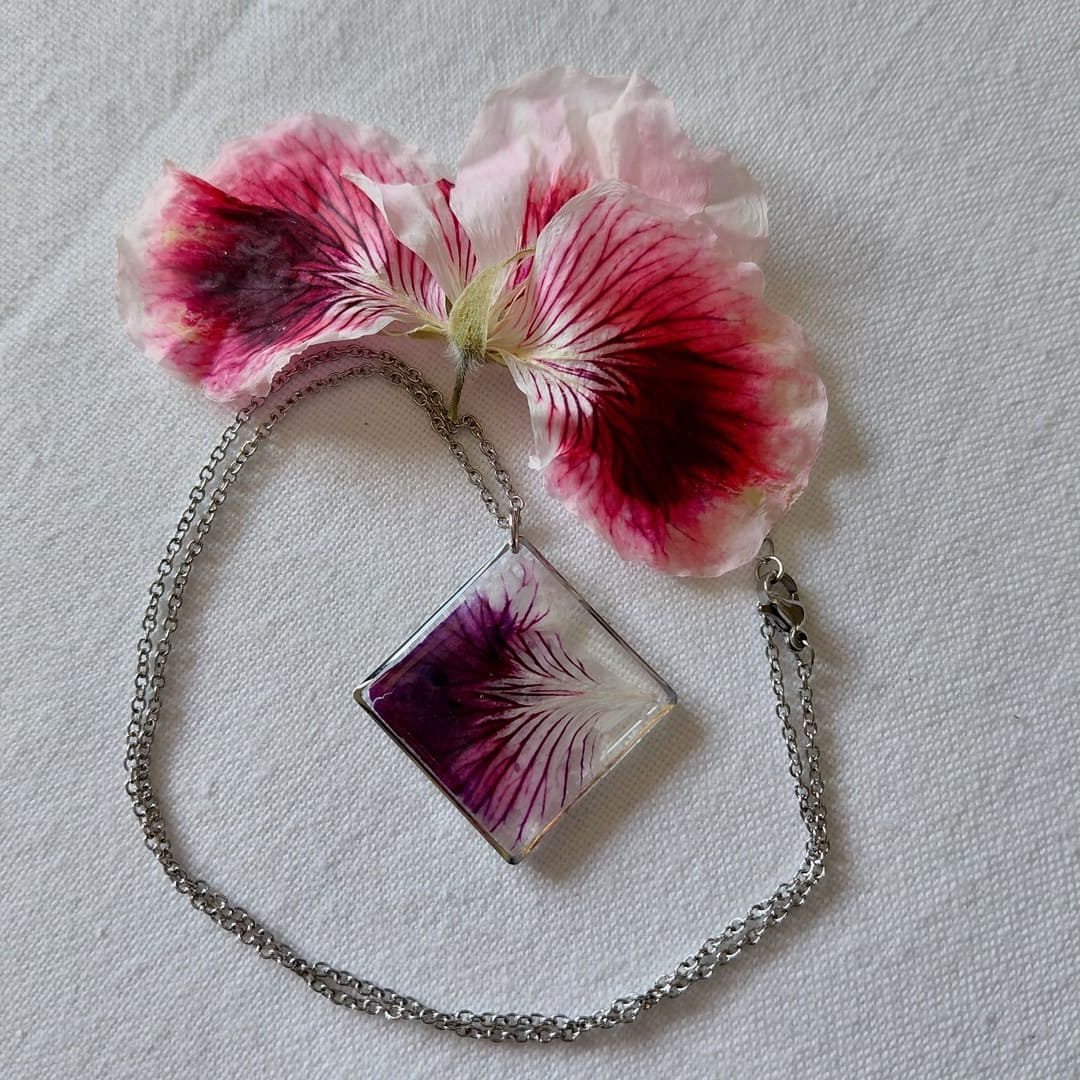 Collier losange géranium avec contour argent GF-1