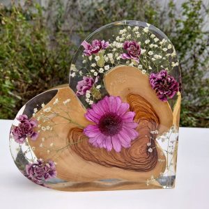 Cœur en résine, fleurs séchées et bois d’olivier « Harmonie »