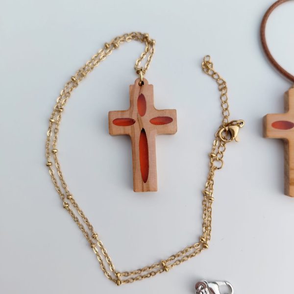 Croix olivier et résine orange