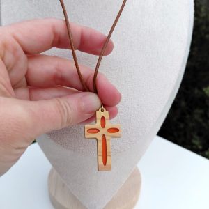 Collier pendentif croix en bois d&rsquo;olivier et résine époxy orange