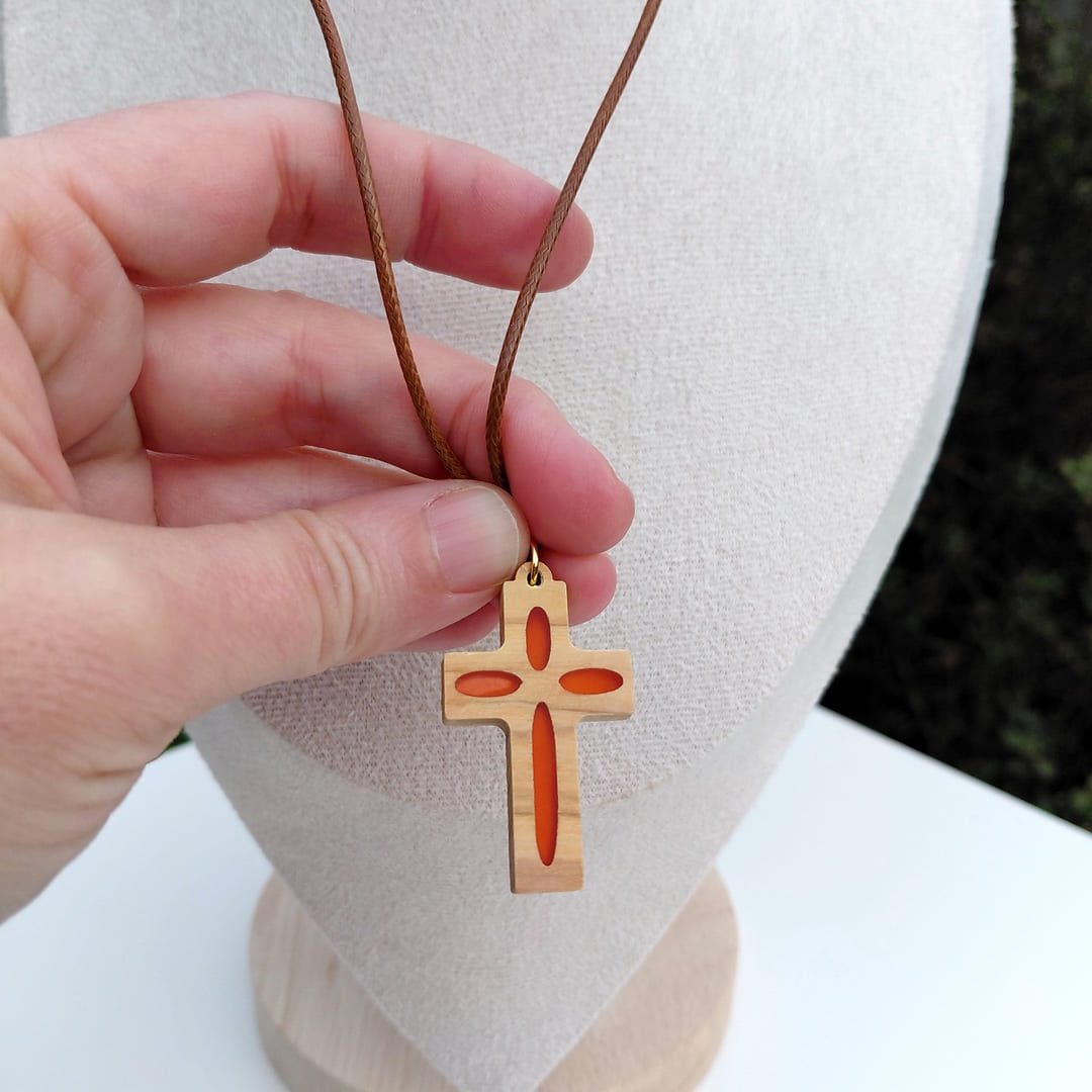 Croix olivier et résine orange