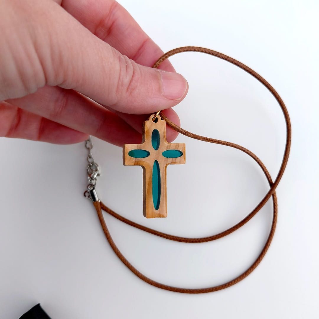 Croix olivier et résine verte
