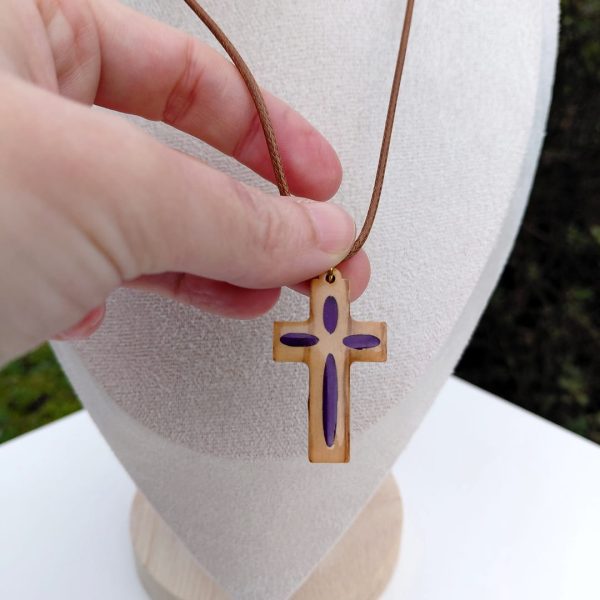 Croix olivier et résine violette