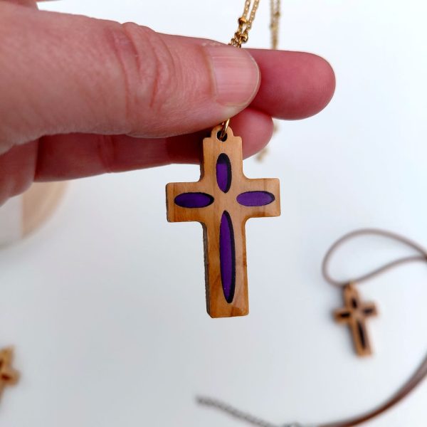 Croix olivier et résine violette