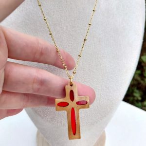 Collier pendentif croix en bois d&rsquo;olivier et résine époxy rouge