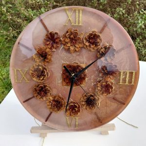 Horloge en pommes de pin et résine époxy marron