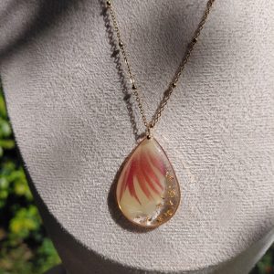 Collier goutte papillon « Plume de tulipe dorée »