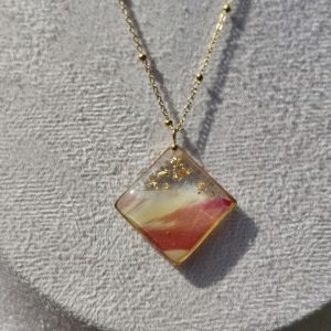 Collier délicat « Plume de tulipe dorée »