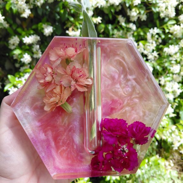 Soliflore hexagonal oeillets roses et pêches